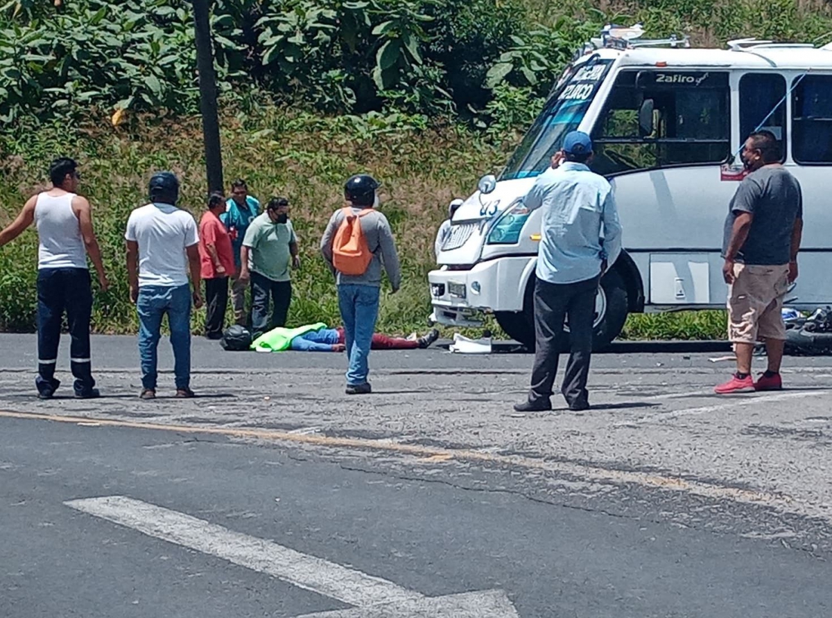 Muere al impactarse contra un camión de pasajeros en Atlixco